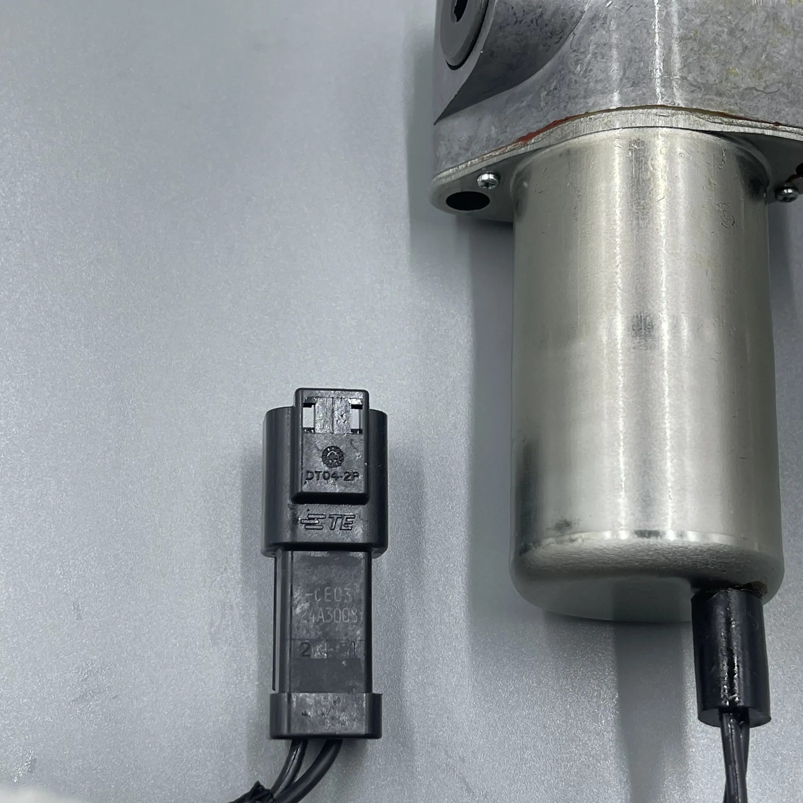 7022107620 702-21-07620  соленоидный клапан KOMATSU，есть в наличии на нашем складе, по выгодной цене