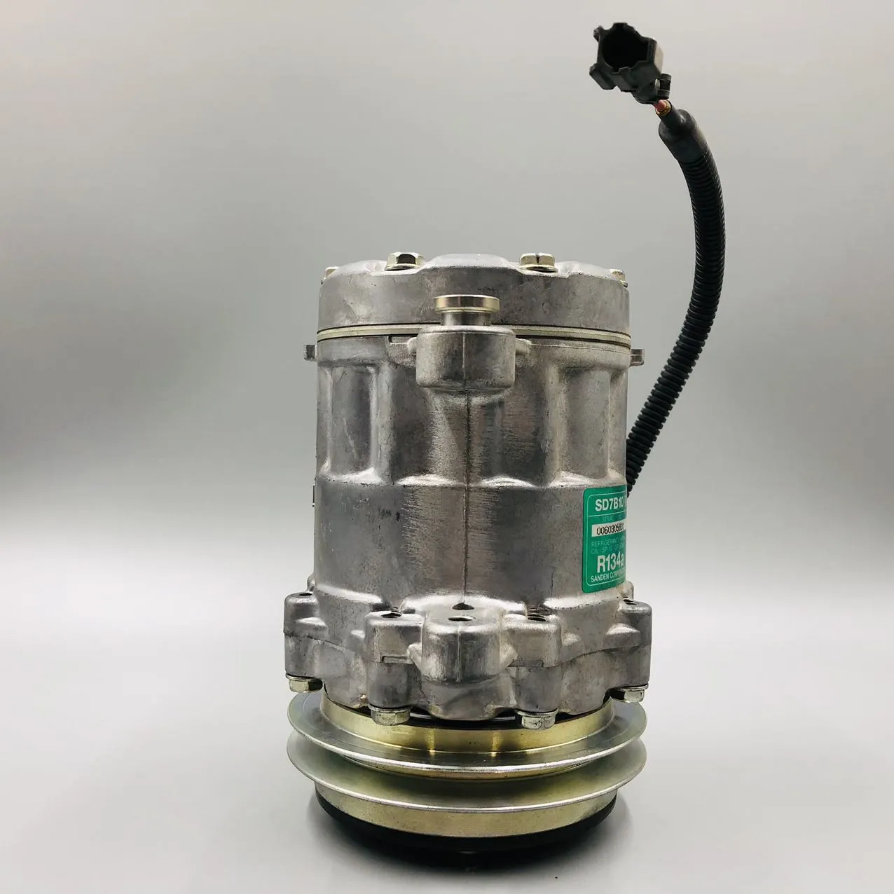 Комацу (Komatsu) 22L-979-2200 AIR CONDITIONER COMPRESSOR 22L-979-2200 For Komatsu Excavator