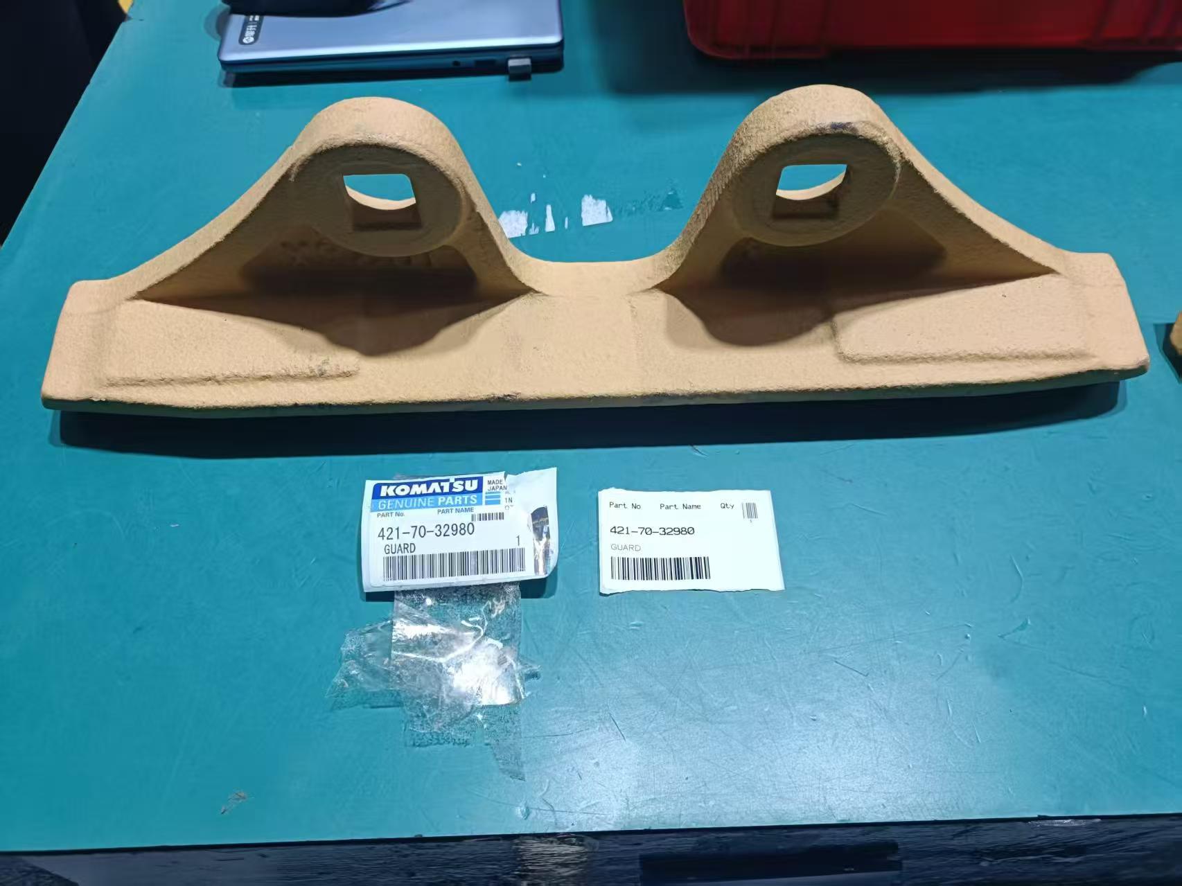 Komatsu Guard 421-70-32980 genuine ,по выгодной цене, есть в наличии на нашем складе