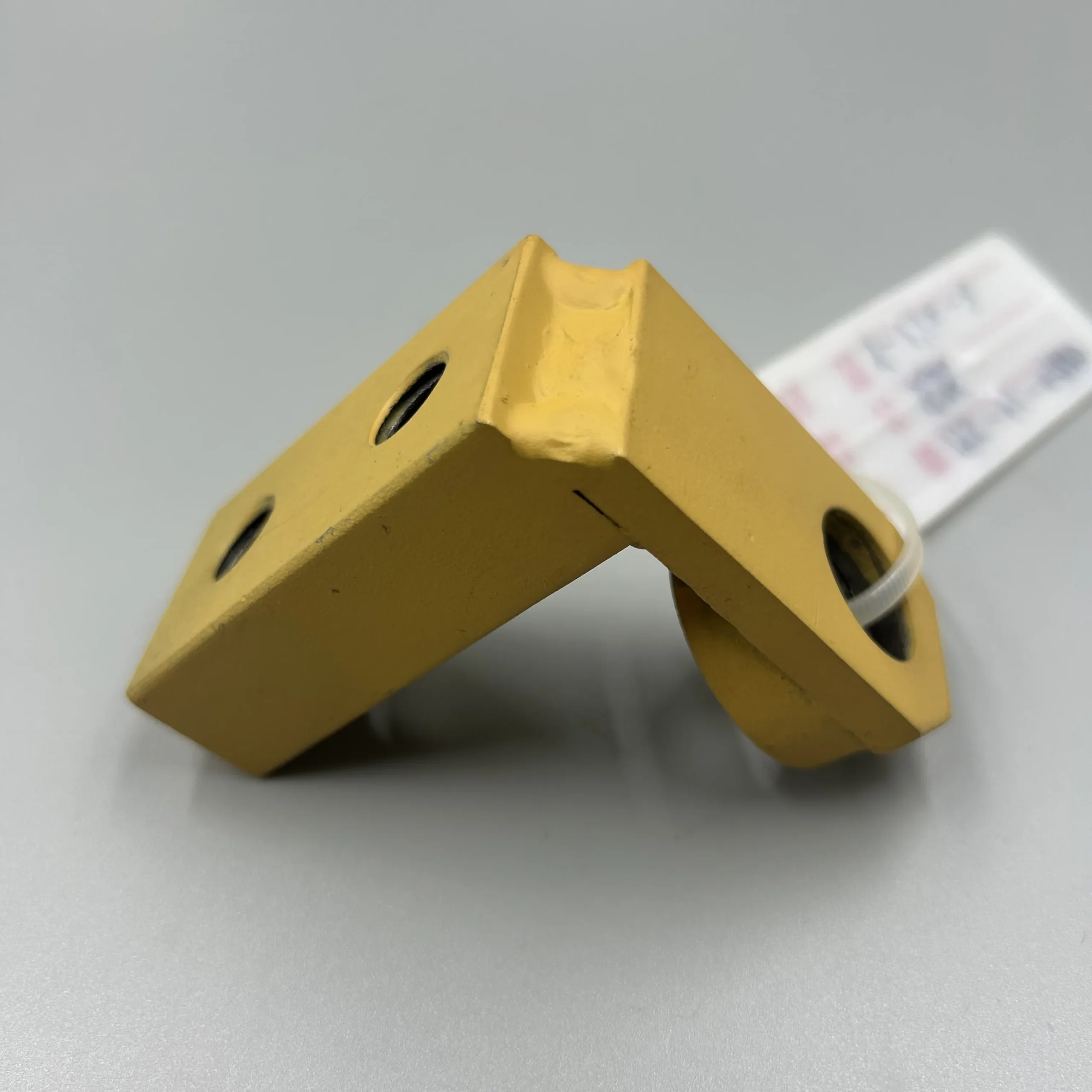 Komatsu 195-61-47210 BRACKET по выгодной цене, есть в наличии на нашем складе