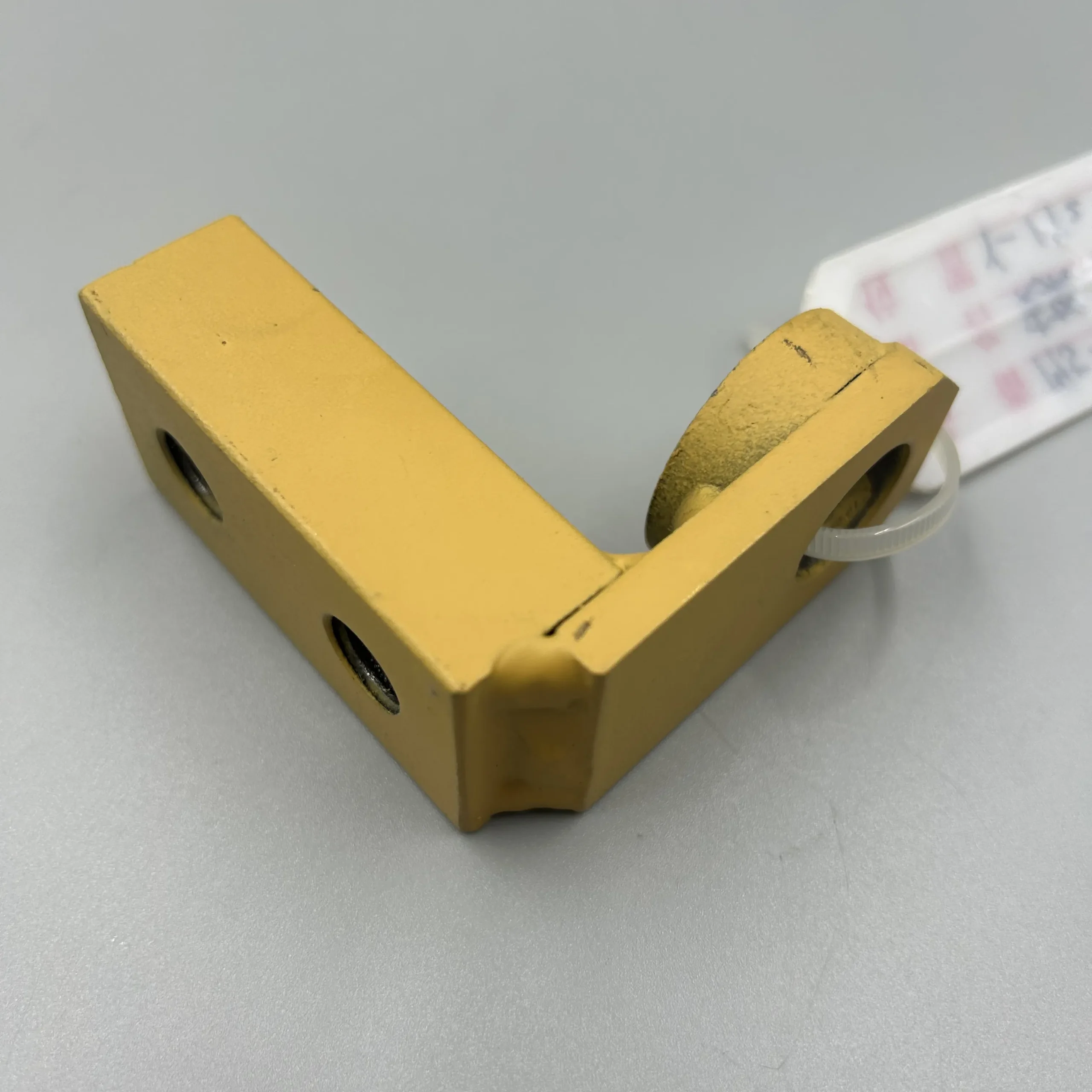 Komatsu 195-61-47210 BRACKET по выгодной цене, есть в наличии на нашем складе
