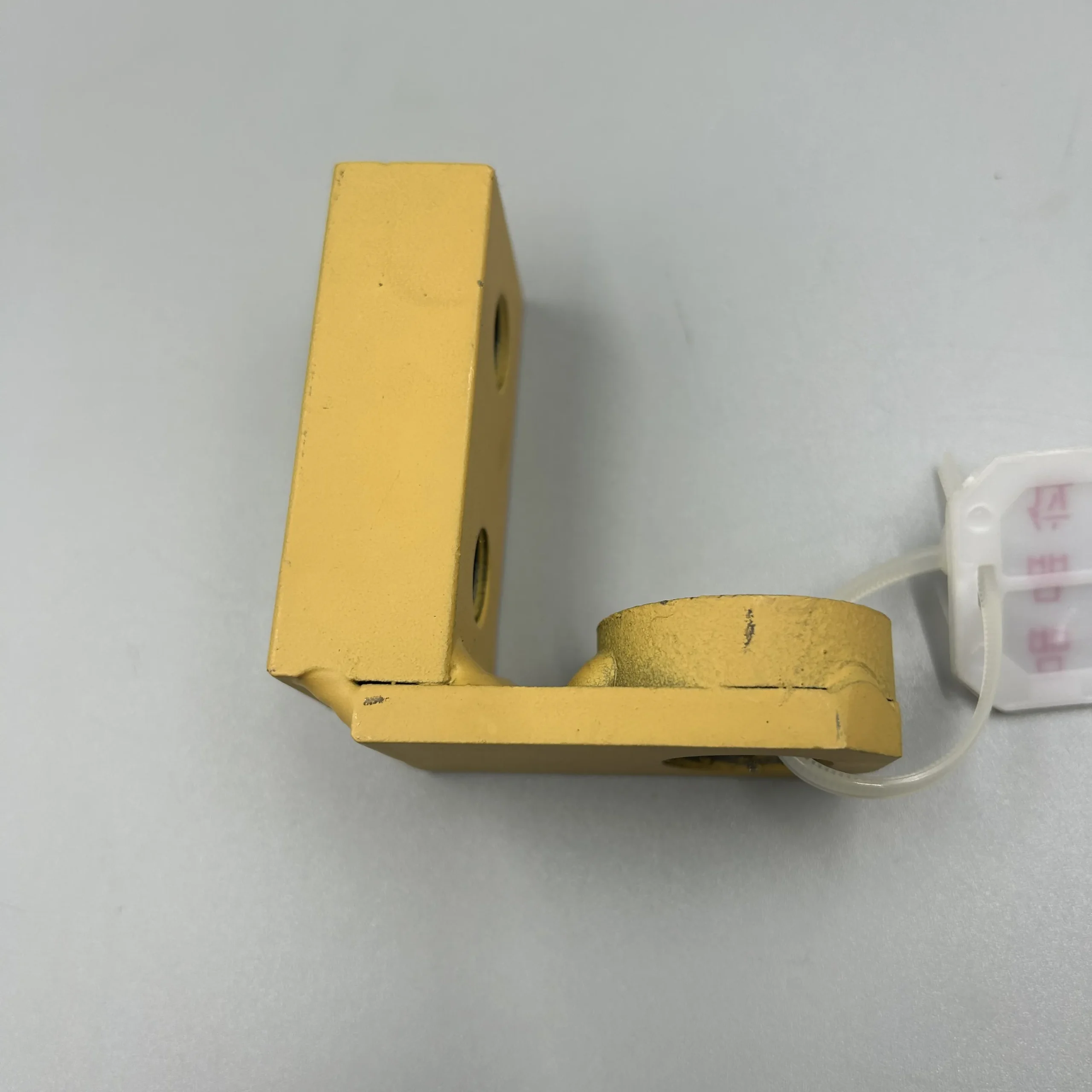 Komatsu 195-61-47210 BRACKET по выгодной цене, есть в наличии на нашем складе
