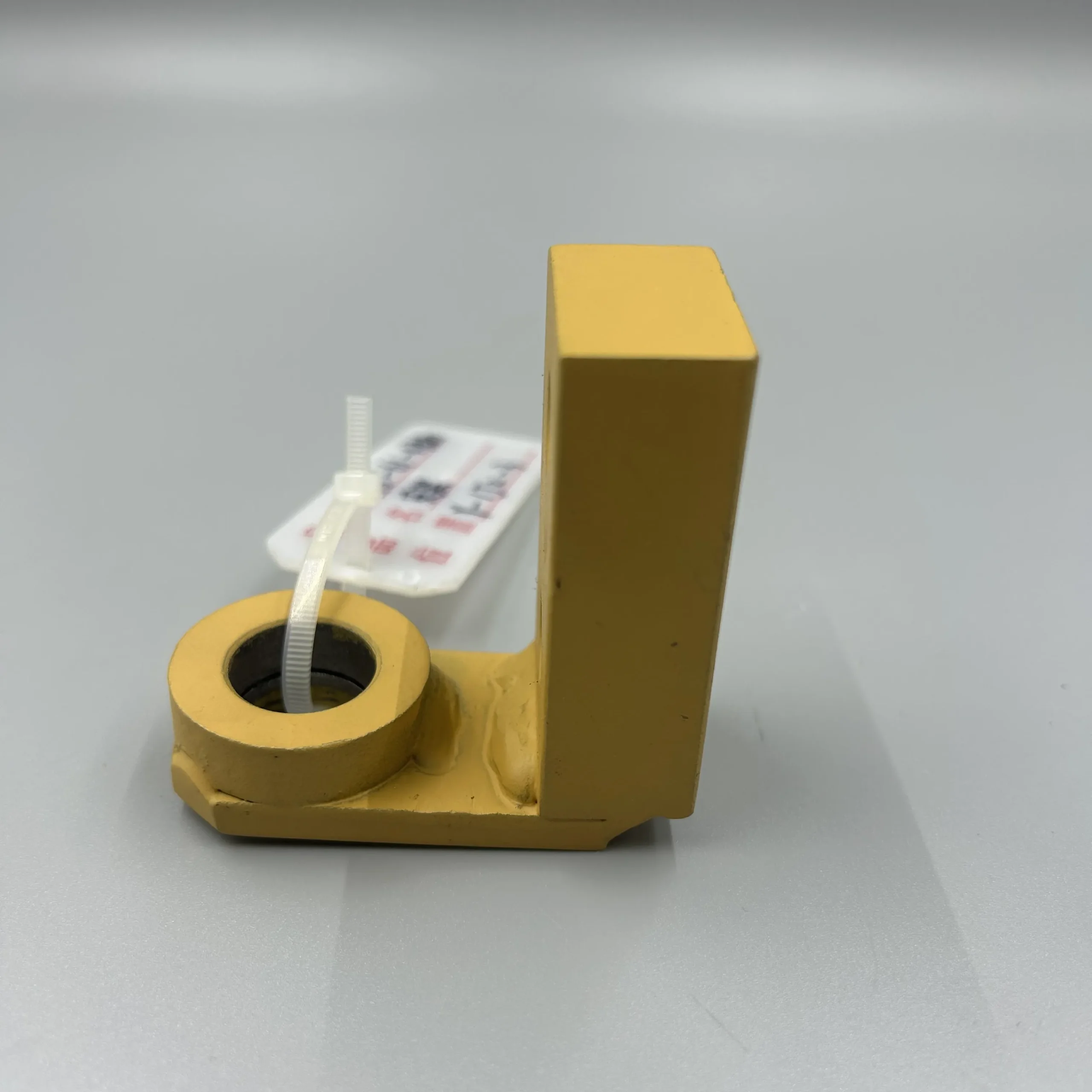 Komatsu 195-61-47210 BRACKET по выгодной цене, есть в наличии на нашем складе
