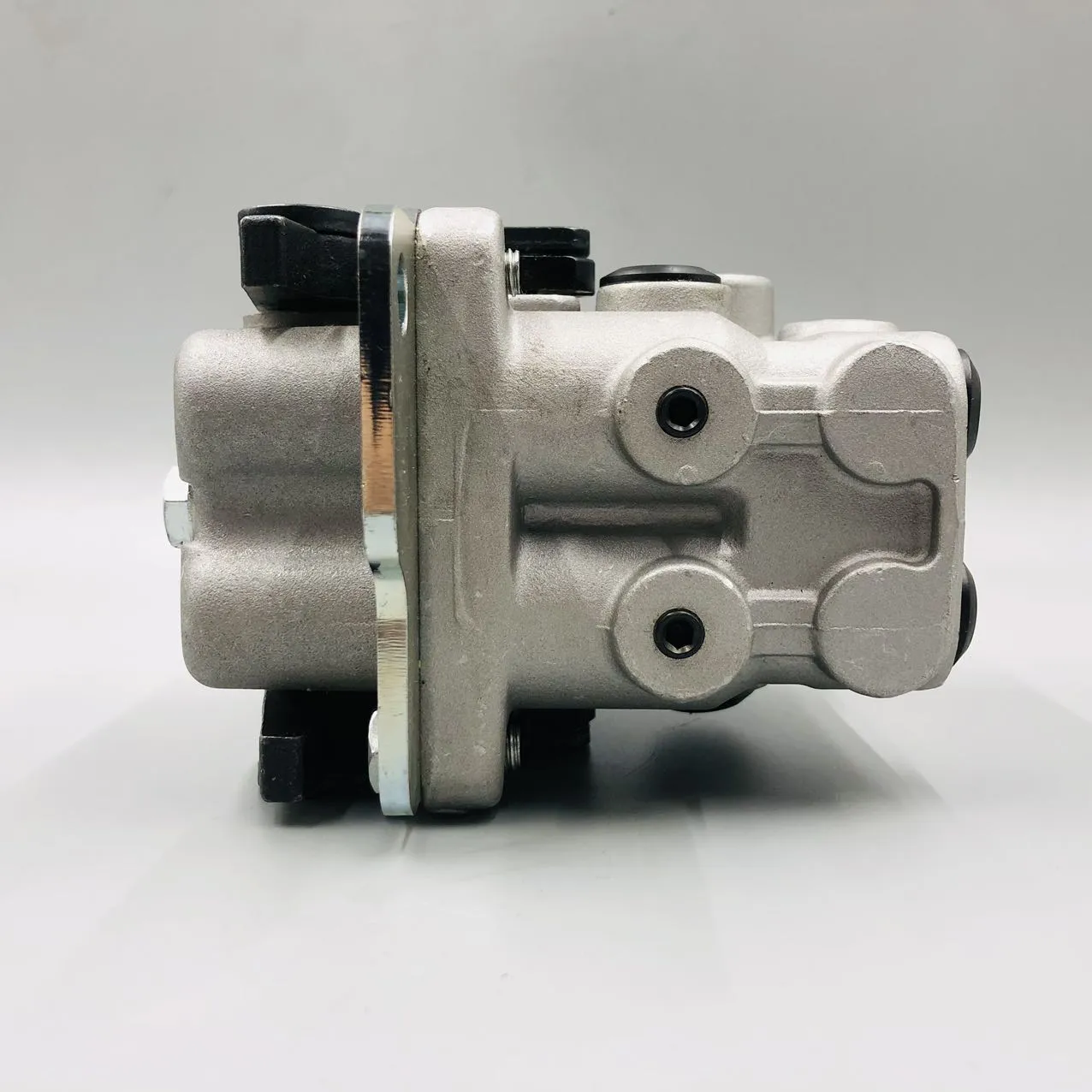 Genuine brand Komatsu PC1250-7 pilot valve 702-16-01682, по выгодной цене, есть в наличии на нашем складе