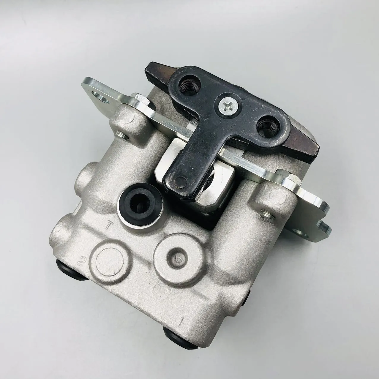 Genuine brand Komatsu PC1250-7 pilot valve 702-16-01682, по выгодной цене, есть в наличии на нашем складе