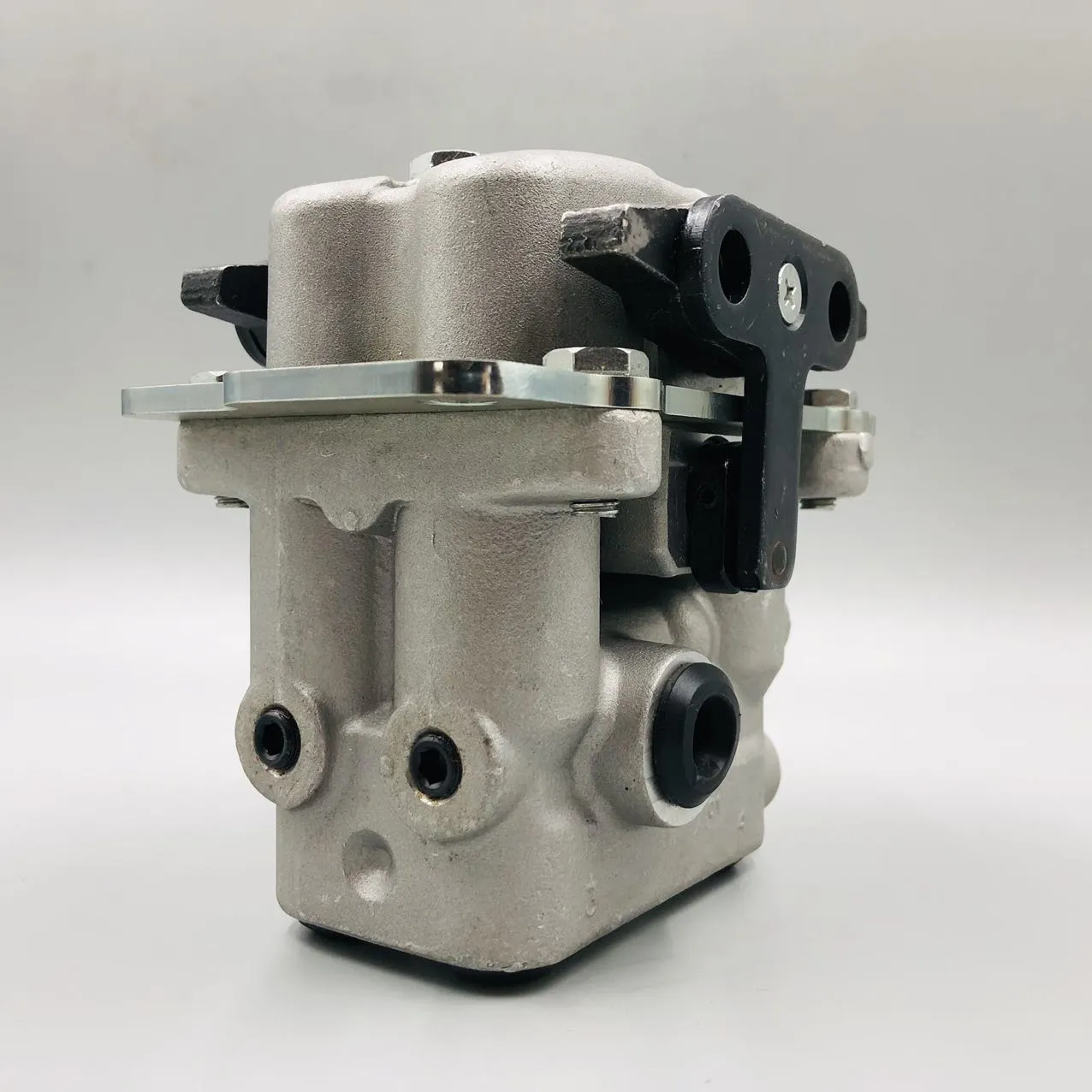 Genuine brand Komatsu PC1250-7 pilot valve 702-16-01682, по выгодной цене, есть в наличии на нашем складе