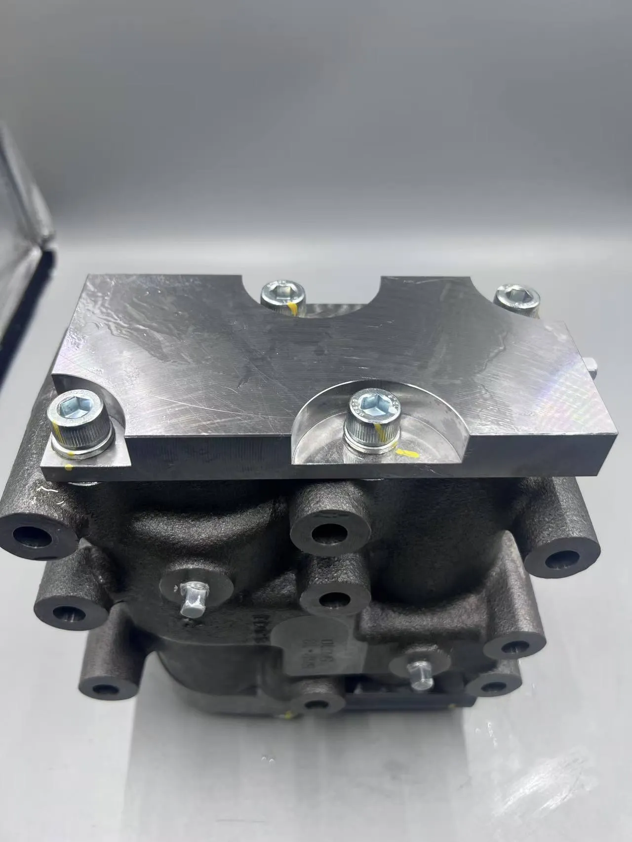 Komatsu VALVE ASS’Y 711-60-26701, по выгодной цене, есть в наличии на нашем складе