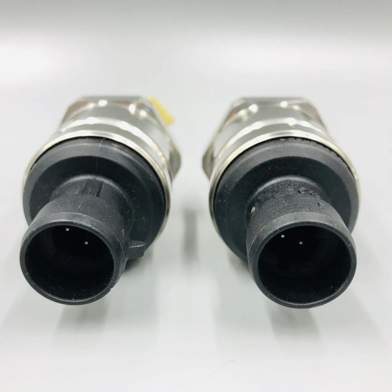 Комацу (Komatsu) Датчик давления 6560-61-7101, 6560-61-7102 для двигателей Cummins Komatsu SA6D170E.