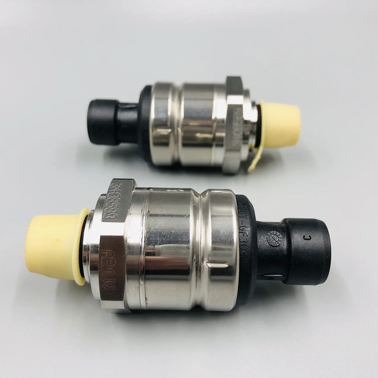 Комацу (Komatsu) Датчик давления 6560-61-7101, 6560-61-7102 для двигателей Cummins Komatsu SA6D170E.