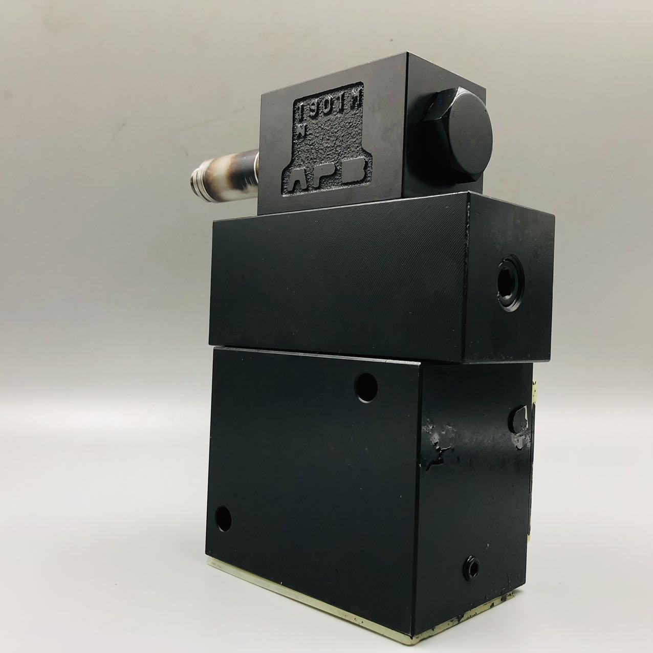 56D-60-27210 Komatsu Valve,по выгодной цене, есть в наличии на нашем складе