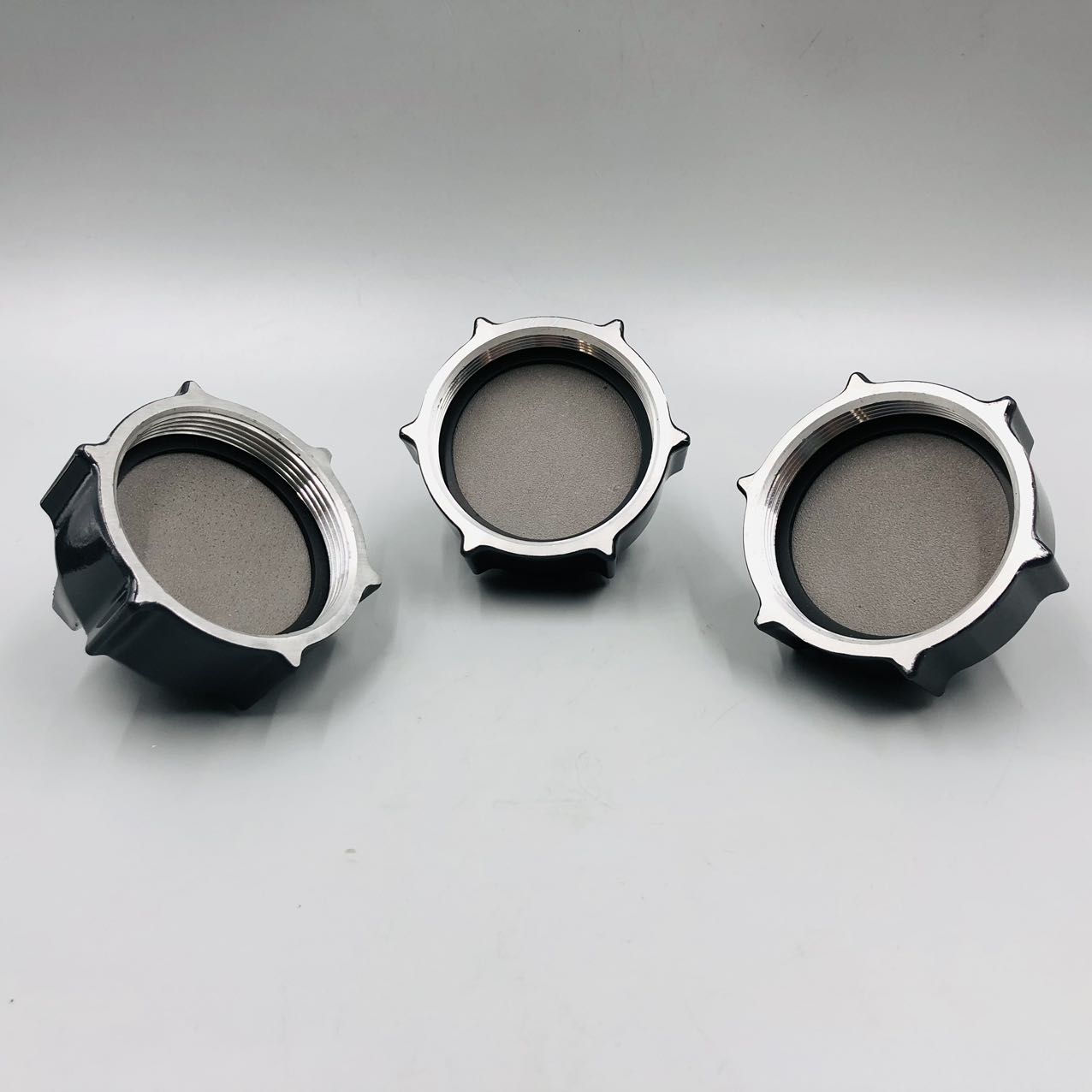 KOMATSU 07051-00000 CAP Suitable For KOMATSU, available at a good price, in stock nowKOMATSU 07051-00000 CAP Suitable For KOMATSU, available at a good price, in stock now   Углубленная интеграция в систему, наследование мастерства — Jining Minetech Machinery Co., Ltd Мы не просто поставщик в вашей цепочке, а скорее продолжение и развитие профессиональной системы Komatsu в сфере производства. Jining Minetech Machinery Co., Ltd., расположенная в Цзинине, провинция Шаньдун, является специализированным заводом-производителем OEM, глубоко интегрированным в систему Komatsu. Мы хорошо понимаем, что каждая деталь несет в себе надежность оборудования и доверие клиента. Поэтому мы не только поставляем запчасти, но и стремимся сохранить качественные стандарты и инженерную философию оригинального производителя. Наше ядро происходит изнутри системы Ключевые управленческие и технические специалисты нашего завода имеют опыт работы в компании Komatsu, обладая многолетним опытом в производстве, контроле качества и разработке. Мы не только чертежи и технологии, но и глубоко понимаем принципы проектирования и требования к производительности оборудования Komatsu. Мы полностью внедрили эту строгую японскую систему управления на каждом этапе — от производственного цеха до климатизированного склада, обеспечивая чистое и стабильное качество в соответствии со стандартами оригинального производителя. Наши возможности выходят за рамки простых поставок  Гарантия качества из источника: Мы можем стабильно и в больших объемах поставлять оригинальные запчасти Komatsu, гарантируя качество и производительность, полностью идентичные заводским.   Возможности высокоуровневого производства: Как завод OEM, мы также предлагаем высококачественные детали OEM, произведенные нашими партнерскими заводами в Японии, которые по ключевым параметрам соответствуют стандартам оригинального производителя, предоставляя клиентам оптимальное соотношение цены и качества.   Услуги глубокой координации: Для долгосрочных стратегических партнеров мы можем предложить индивидуальную упаковку, выделенные логистические решения и, опираясь на нашу инженерную команду, открыть каналы совместных исследований, разработок и кастомизации. Для особых условий эксплуатации или потребностей в модернизации мы сотрудничаем в разработке специализированных OEM-решений.  Наша операционная деятельность создает глобальную сеть Мы обладаем зрелыми командами по глобальным закупкам и продажам, обеспечивая гибкость и эффективность цепочки поставок. Производственно-складские помещения площадью более 8000 квадратных метров и климатизированные склады обеспечивают профессиональное и стабильное хранение для более чем 10 000 типов деталей, поддерживая непрерывную работу клиентов в более чем десяти странах мира. Мы всегда верим, что долгосрочное сотрудничество строится на абсолютной надежности и глубоком взаимопонимании. Minetech Machinery стремится стать вашей самой надежной «задней мастерской» в процессе обслуживания и модернизации оборудования, обеспечивая стабильную работу каждой единицы вашей техники с помощью системной строгости и производственного мастерства. Мы всегда на связи, чтобы обсудить возможности поставок конкретных запчастей или потенциального сотрудничества.