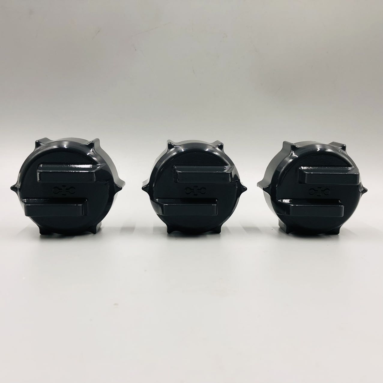 KOMATSU 07051-00000 CAP Suitable For KOMATSU, available at a good price, in stock nowKOMATSU 07051-00000 CAP Suitable For KOMATSU, available at a good price, in stock now   Углубленная интеграция в систему, наследование мастерства — Jining Minetech Machinery Co., Ltd Мы не просто поставщик в вашей цепочке, а скорее продолжение и развитие профессиональной системы Komatsu в сфере производства. Jining Minetech Machinery Co., Ltd., расположенная в Цзинине, провинция Шаньдун, является специализированным заводом-производителем OEM, глубоко интегрированным в систему Komatsu. Мы хорошо понимаем, что каждая деталь несет в себе надежность оборудования и доверие клиента. Поэтому мы не только поставляем запчасти, но и стремимся сохранить качественные стандарты и инженерную философию оригинального производителя. Наше ядро происходит изнутри системы Ключевые управленческие и технические специалисты нашего завода имеют опыт работы в компании Komatsu, обладая многолетним опытом в производстве, контроле качества и разработке. Мы не только чертежи и технологии, но и глубоко понимаем принципы проектирования и требования к производительности оборудования Komatsu. Мы полностью внедрили эту строгую японскую систему управления на каждом этапе — от производственного цеха до климатизированного склада, обеспечивая чистое и стабильное качество в соответствии со стандартами оригинального производителя. Наши возможности выходят за рамки простых поставок  Гарантия качества из источника: Мы можем стабильно и в больших объемах поставлять оригинальные запчасти Komatsu, гарантируя качество и производительность, полностью идентичные заводским.   Возможности высокоуровневого производства: Как завод OEM, мы также предлагаем высококачественные детали OEM, произведенные нашими партнерскими заводами в Японии, которые по ключевым параметрам соответствуют стандартам оригинального производителя, предоставляя клиентам оптимальное соотношение цены и качества.   Услуги глубокой координации: Для долгосрочных стратегических партнеров мы можем предложить индивидуальную упаковку, выделенные логистические решения и, опираясь на нашу инженерную команду, открыть каналы совместных исследований, разработок и кастомизации. Для особых условий эксплуатации или потребностей в модернизации мы сотрудничаем в разработке специализированных OEM-решений.  Наша операционная деятельность создает глобальную сеть Мы обладаем зрелыми командами по глобальным закупкам и продажам, обеспечивая гибкость и эффективность цепочки поставок. Производственно-складские помещения площадью более 8000 квадратных метров и климатизированные склады обеспечивают профессиональное и стабильное хранение для более чем 10 000 типов деталей, поддерживая непрерывную работу клиентов в более чем десяти странах мира. Мы всегда верим, что долгосрочное сотрудничество строится на абсолютной надежности и глубоком взаимопонимании. Minetech Machinery стремится стать вашей самой надежной «задней мастерской» в процессе обслуживания и модернизации оборудования, обеспечивая стабильную работу каждой единицы вашей техники с помощью системной строгости и производственного мастерства. Мы всегда на связи, чтобы обсудить возможности поставок конкретных запчастей или потенциального сотрудничества.