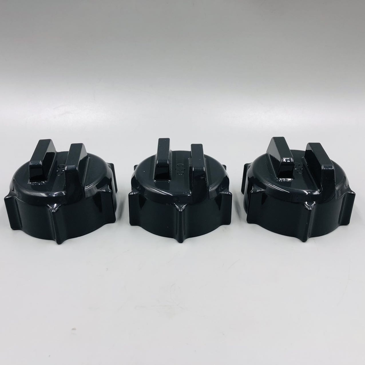 KOMATSU 07051-00000 CAP Suitable For KOMATSU, available at a good price, in stock nowKOMATSU 07051-00000 CAP Suitable For KOMATSU, available at a good price, in stock now   Углубленная интеграция в систему, наследование мастерства — Jining Minetech Machinery Co., Ltd Мы не просто поставщик в вашей цепочке, а скорее продолжение и развитие профессиональной системы Komatsu в сфере производства. Jining Minetech Machinery Co., Ltd., расположенная в Цзинине, провинция Шаньдун, является специализированным заводом-производителем OEM, глубоко интегрированным в систему Komatsu. Мы хорошо понимаем, что каждая деталь несет в себе надежность оборудования и доверие клиента. Поэтому мы не только поставляем запчасти, но и стремимся сохранить качественные стандарты и инженерную философию оригинального производителя. Наше ядро происходит изнутри системы Ключевые управленческие и технические специалисты нашего завода имеют опыт работы в компании Komatsu, обладая многолетним опытом в производстве, контроле качества и разработке. Мы не только чертежи и технологии, но и глубоко понимаем принципы проектирования и требования к производительности оборудования Komatsu. Мы полностью внедрили эту строгую японскую систему управления на каждом этапе — от производственного цеха до климатизированного склада, обеспечивая чистое и стабильное качество в соответствии со стандартами оригинального производителя. Наши возможности выходят за рамки простых поставок  Гарантия качества из источника: Мы можем стабильно и в больших объемах поставлять оригинальные запчасти Komatsu, гарантируя качество и производительность, полностью идентичные заводским.   Возможности высокоуровневого производства: Как завод OEM, мы также предлагаем высококачественные детали OEM, произведенные нашими партнерскими заводами в Японии, которые по ключевым параметрам соответствуют стандартам оригинального производителя, предоставляя клиентам оптимальное соотношение цены и качества.   Услуги глубокой координации: Для долгосрочных стратегических партнеров мы можем предложить индивидуальную упаковку, выделенные логистические решения и, опираясь на нашу инженерную команду, открыть каналы совместных исследований, разработок и кастомизации. Для особых условий эксплуатации или потребностей в модернизации мы сотрудничаем в разработке специализированных OEM-решений.  Наша операционная деятельность создает глобальную сеть Мы обладаем зрелыми командами по глобальным закупкам и продажам, обеспечивая гибкость и эффективность цепочки поставок. Производственно-складские помещения площадью более 8000 квадратных метров и климатизированные склады обеспечивают профессиональное и стабильное хранение для более чем 10 000 типов деталей, поддерживая непрерывную работу клиентов в более чем десяти странах мира. Мы всегда верим, что долгосрочное сотрудничество строится на абсолютной надежности и глубоком взаимопонимании. Minetech Machinery стремится стать вашей самой надежной «задней мастерской» в процессе обслуживания и модернизации оборудования, обеспечивая стабильную работу каждой единицы вашей техники с помощью системной строгости и производственного мастерства. Мы всегда на связи, чтобы обсудить возможности поставок конкретных запчастей или потенциального сотрудничества.