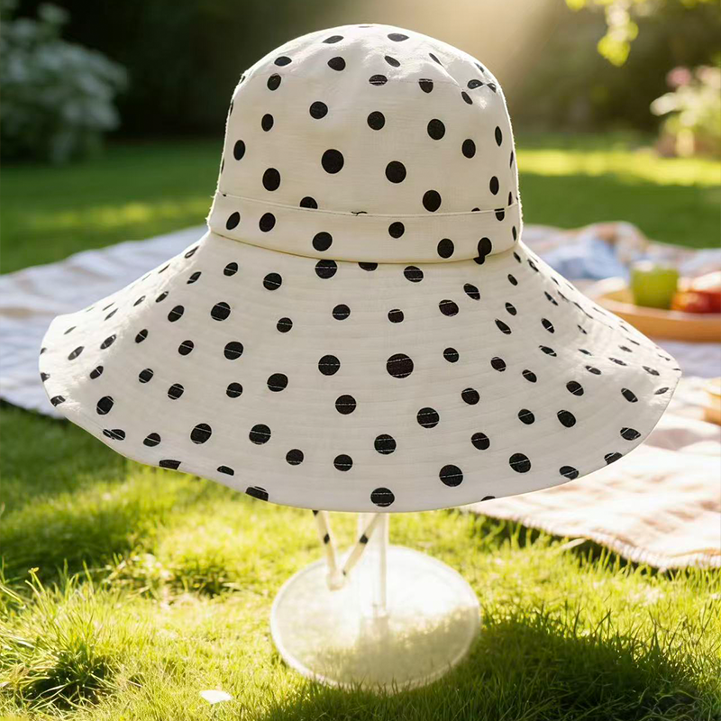 Большая рыбацкая шляпа от ветра в чёрно-белый горох