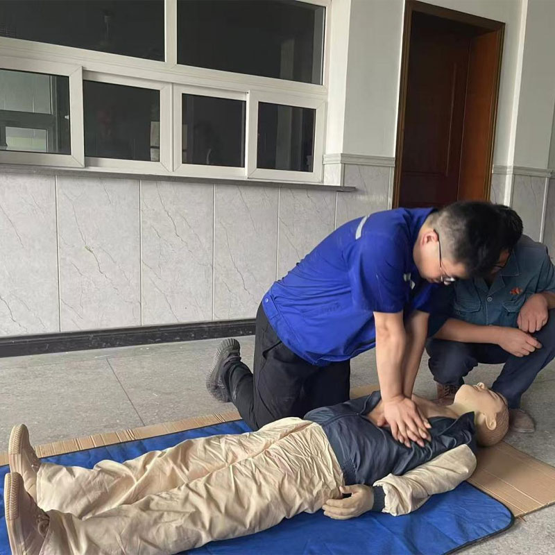 В компании прошло обучение по сердечно-лёгочной реанимации для взрослых, укрепляющее готовность к чрезвычайным ситуациям в области безопасности