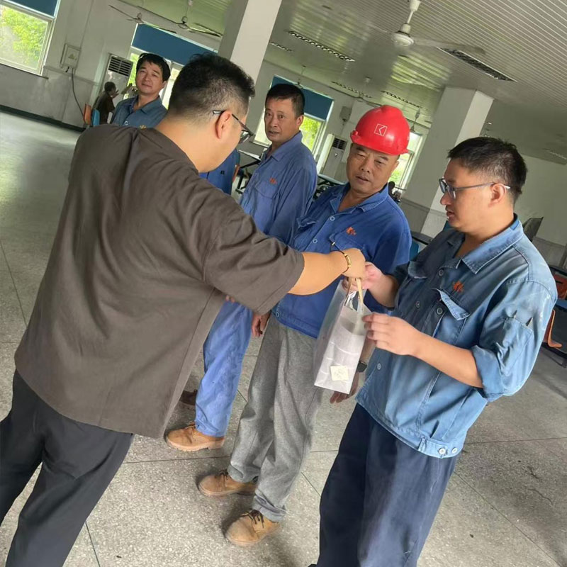 Летняя прохлада, тепло в сердце — компания провела акцию по выдаче средств защиты от летней жары