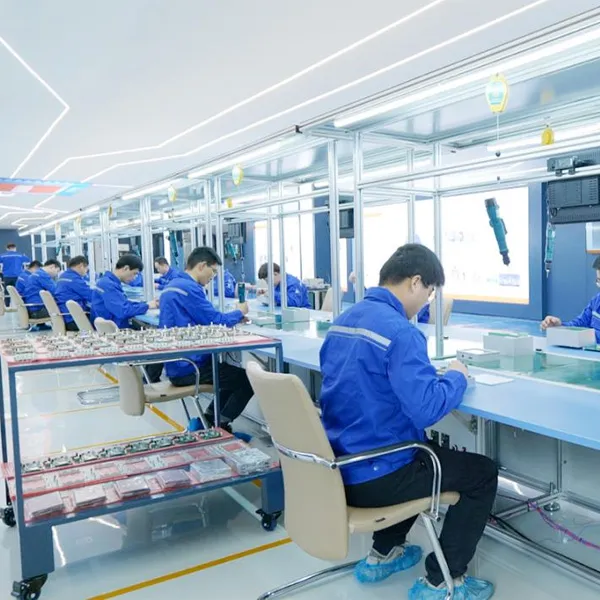 Внутри производственной базы Сычуань Хунцзинжунь: как мастерство создает интеллектуальное сердце железнодорожного транспорта