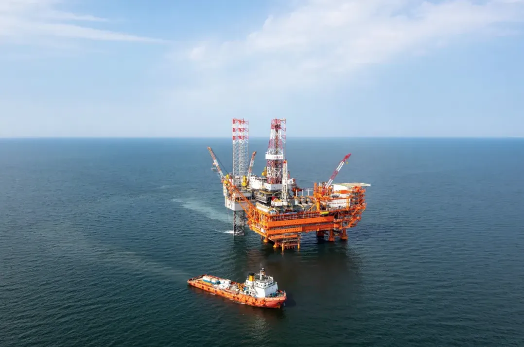 15 декабря на первом в Китае морском месторождении с многослойной термической добычей высоковязкой нефти — месторождении Цзиньчжоу 23-2 — завершился первый цикл закачки теплоносителя на платформе CEPA. Это означает, что прогресс первого цикла закачки теплоносителя в добывающих скважинах данного месторождения превысил 90%, что способствовало увеличению суточной добычи нефти на месторождении до более чем 2000 тонн.