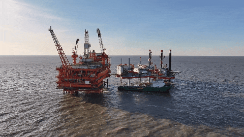 15 декабря на первом в Китае морском месторождении с многослойной термической добычей высоковязкой нефти — месторождении Цзиньчжоу 23-2 — завершился первый цикл закачки теплоносителя на платформе CEPA. Это означает, что прогресс первого цикла закачки теплоносителя в добывающих скважинах данного месторождения превысил 90%, что способствовало увеличению суточной добычи нефти на месторождении до более чем 2000 тонн.