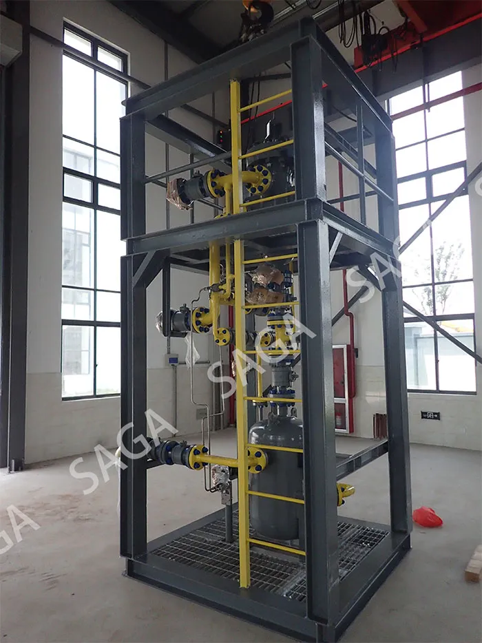 Добыча сланцевого газа требует наличия важного оборудования для удаления песка, такого как десандеры.  Обеспыливание сланцевого газа — это процесс удаления твердых примесей, таких как песчинки, расклинивающий песок (пропант) и буровые частицы, из потоков сланцевого газа (с примесью воды) физическими или механическими способами в процессе добычи и подготовки сланцевого газа.  Поскольку сланцевый газ в основном добывается с помощью технологии гидравлического разрыва пласта (фрекинг), возвращаемая жидкость часто содержит большое количество песчинок из пласта и остаточных твердых керамических частиц от операций по разрыву. Если эти твердые частицы не будут полностью отделены на раннем этапе технологического процесса, они могут вызвать сильную эрозию трубопроводов, клапанов, компрессоров и другого оборудования, привести к засорению трубопроводов на низменных участках, закупорке импульсных трубок приборов или спровоцировать инциденты с безопасностью производства.  Десандер для сланцевого газа от Saga демонстрирует исключительные характеристики: точность сепарации (98% удаление частиц размером 10 микрон), авторитетные сертификаты (сертификат ISO, выданный DNV/GL, и соответствие стандарту NACE по антикоррозийной защите) и длительная долговечность (внутренние износостойкие керамические компоненты с антизасоряющей конструкцией). Спроектированный для легкой и эффективной работы, он предлагает простой монтаж, несложное обслуживание и продолжительный срок службы, что делает его оптимальным решением для надежной добычи сланцевого газа.