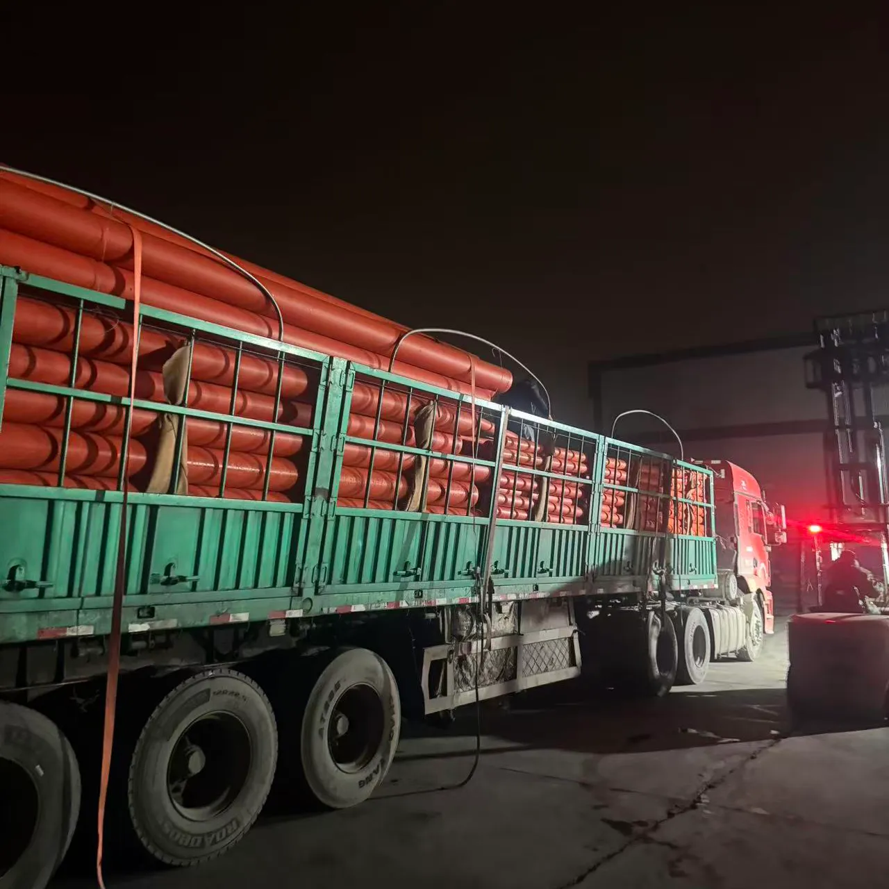 Эффективное выполнение контрактов способствует развитию инфраструктуры! Партия труб для защиты кабелей, соответствующих национальным стандартам, была успешно отгружена.
