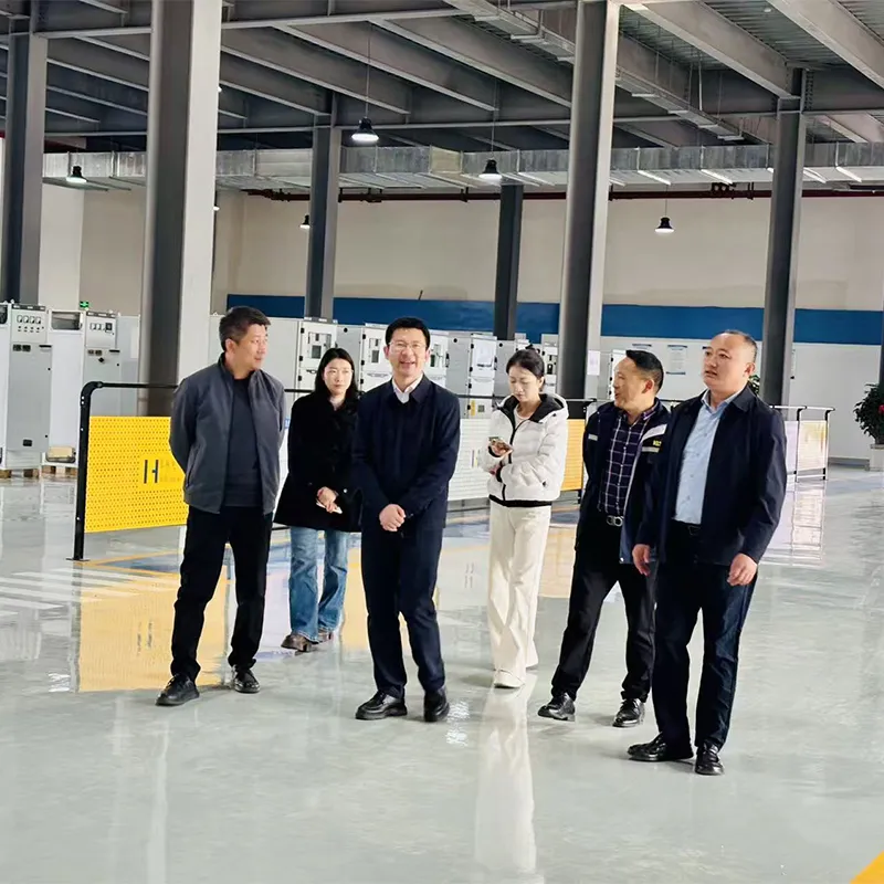 Укрепление связей между правительством и бизнесом для совместного развития и новых побед — Администрация комплексной бондовой зоны Сянъян посетила ООО «Ичан Хуакэ Электричество» с ознакомительным визитом