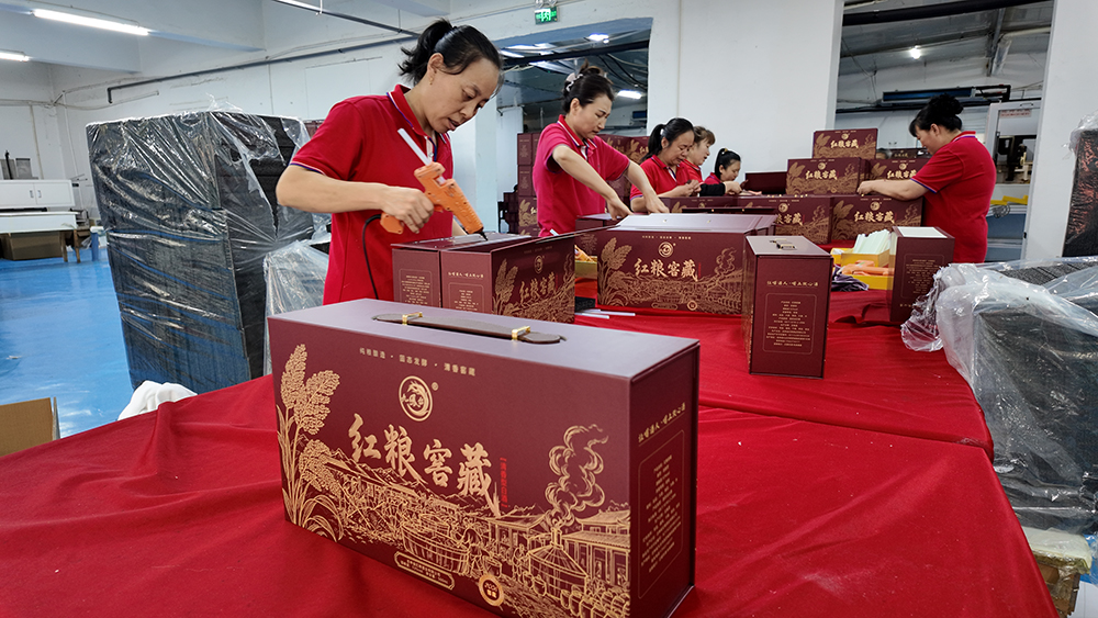 Заказов много, и компания Dragon and Phoenix Packaging (2).JPG