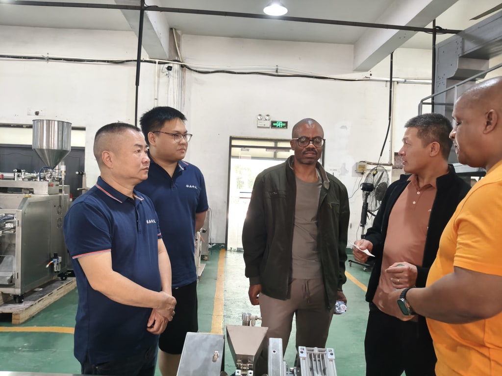 Зарубежные клиенты посещают Qindian Machinery (4).jpg