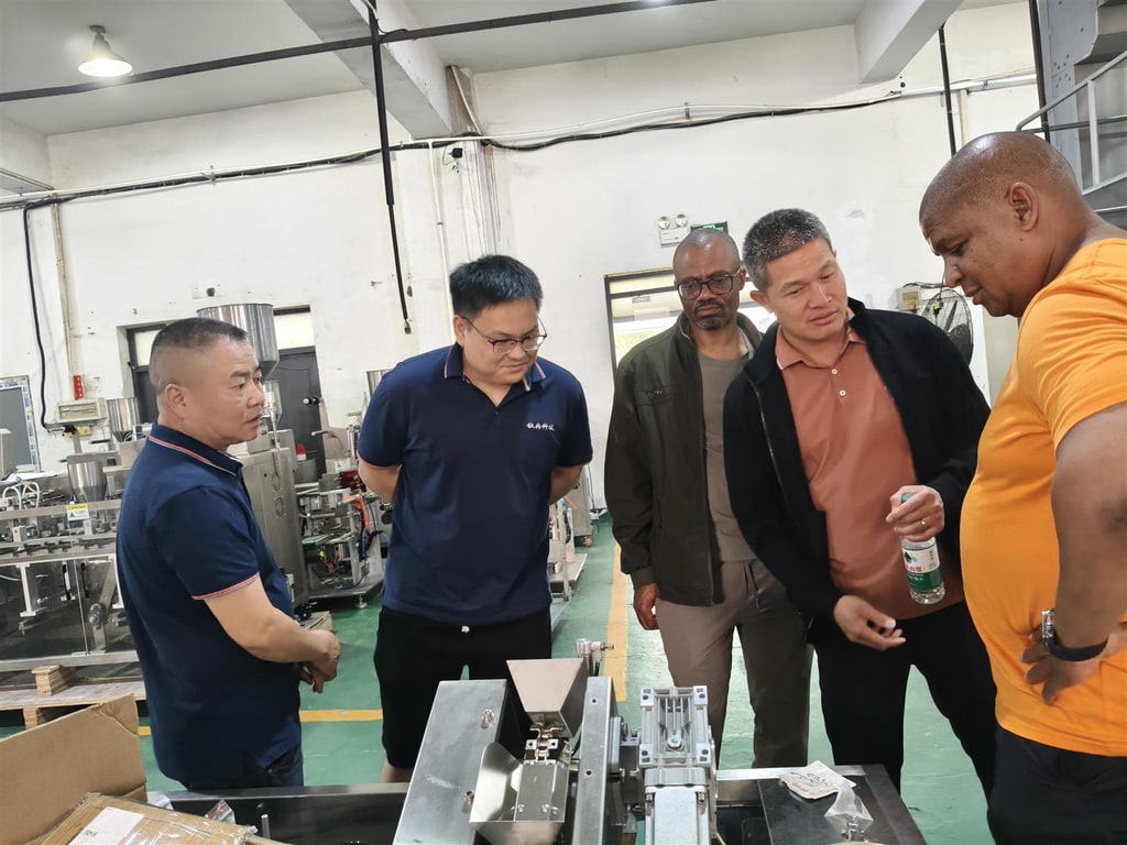 Зарубежные клиенты посещают Qindian Machinery (5).jpg