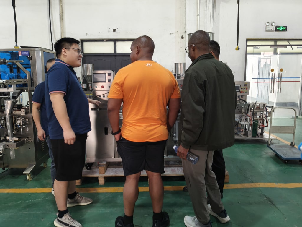 Зарубежные клиенты посещают Qindian Machinery (3).jpg