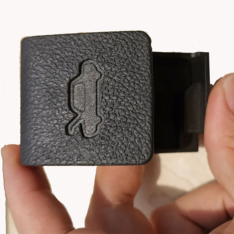 Рычаг открывания капота – пластиковый