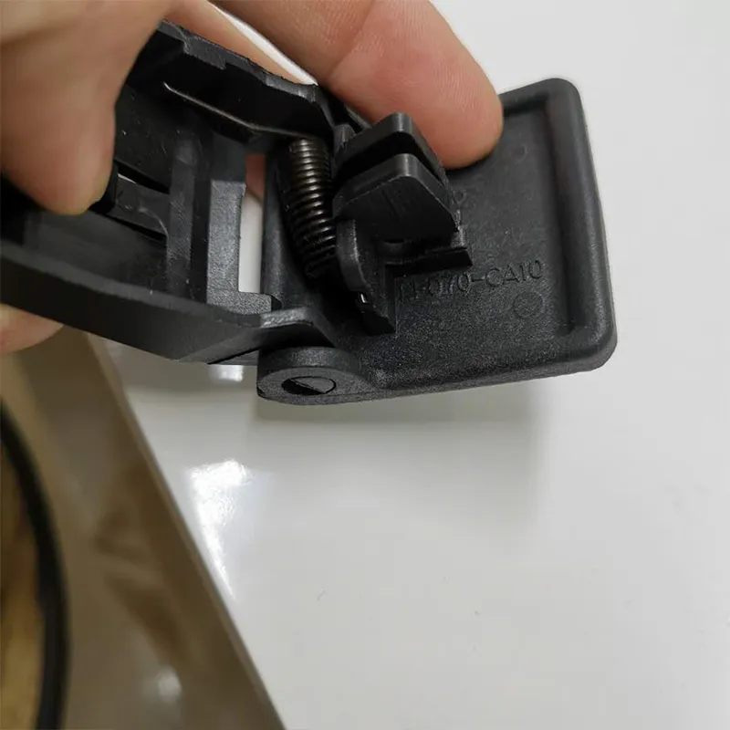 Рычаг открывания капота – пластиковый