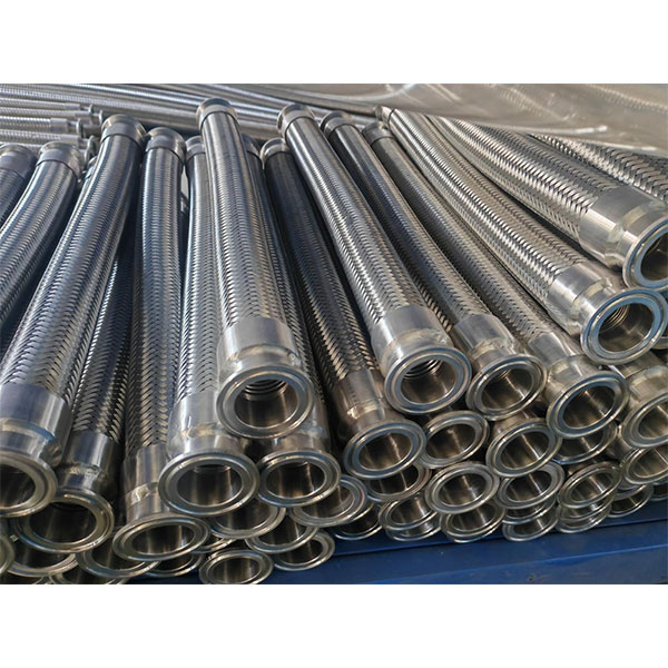 Компания Hengshui Weiming Pipe Industry Co., Ltd. напрямую поставляет в Россию фланцевые металлические шланги из нержавеющей стали 316L, соответствующие российским стандартам и подходящие для различных сценариев использования.