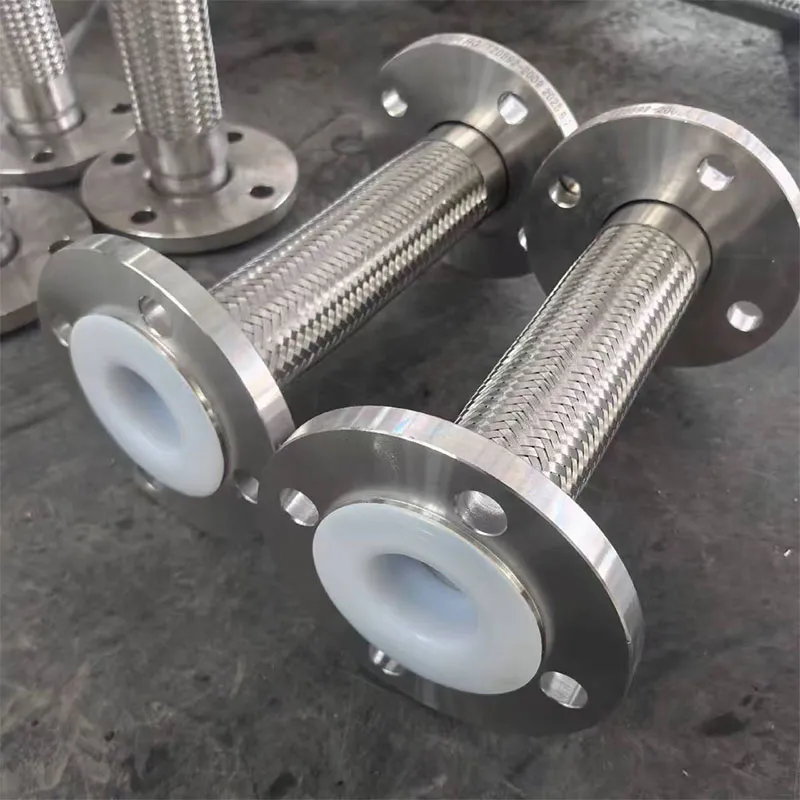 Металлический шланг с футеровкой из PTFE