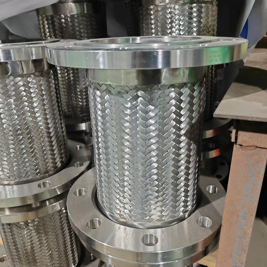 Металлические шланги, благодаря своим конструктивным характеристикам и преимуществам материалов, обеспечивают динамическую защиту и безопасность различных трубопроводных систем.