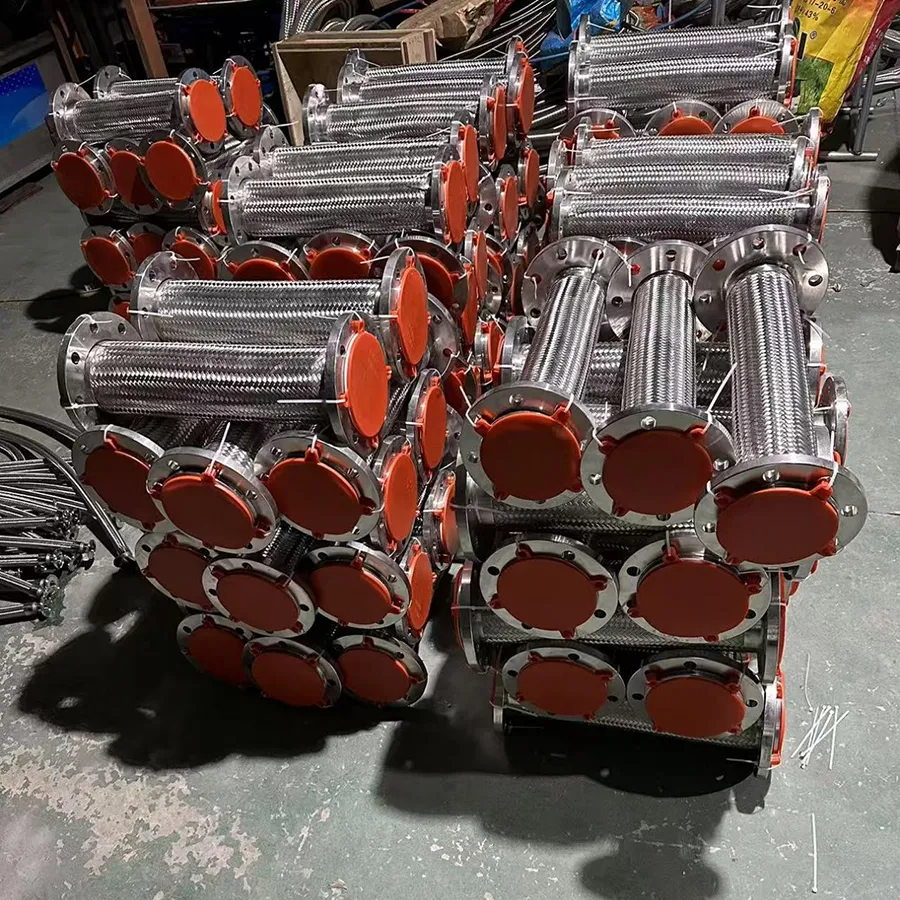 Роль металлических шлангов с футеровкой из ПТФЭ в защите трубопроводов действительно является ключевой технологией в промышленной сфере. Благодаря своей уникальной композитной структуре они решают проблему безопасности транспортировки агрессивных сред.