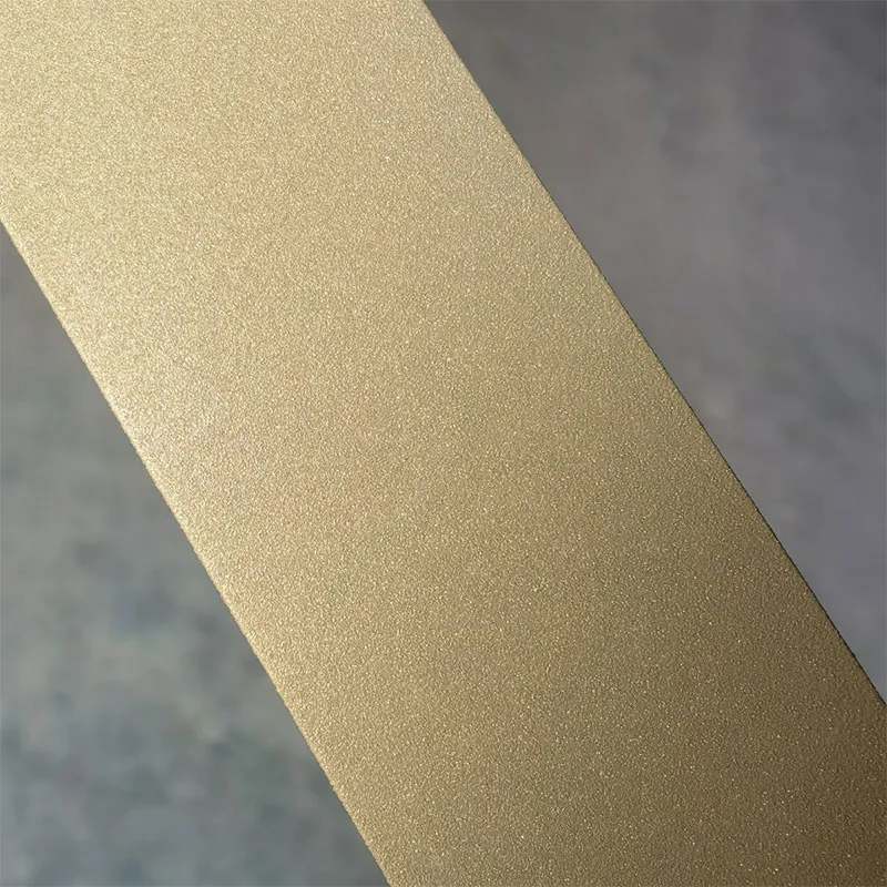 Порошковая краскадля распыления напыления с эффектом сияющее золото на песчаном фоне декоративная текстура