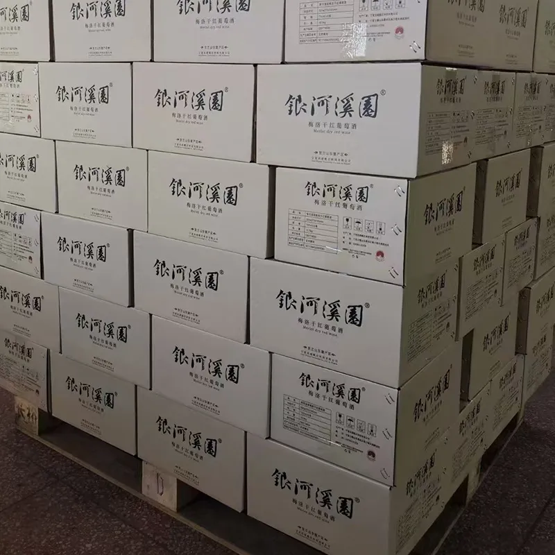 Сегодня со склада отгрузили первую партию сухого красного вина Мерло «Иньхэсиюань»; изысканные вина, созданные у восточных предгорий горы Хэлань, скоро поступят в продажу.