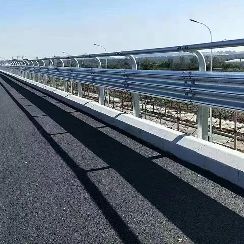 Барьерное ограждение волнового профиля для автомагистралей