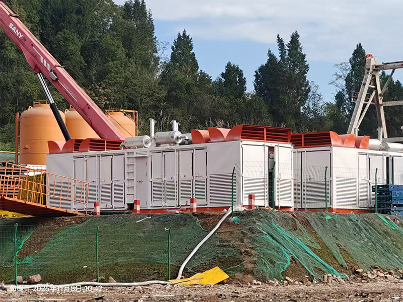 Компания Baoji Juling производит газовые электростанции мощностью 1800 кВт, метанольные электростанции и электростанции с сопутствующим газом, также известные как многофакторные интегрированные электростанции. Они могут работать на различных видах топлива и подходят для автономного электроснабжения нефтяных скважин, шахт и удалённых промышленных объектов, поддерживая такие виды топлива, как природный газ, сопутствующий газ и метанол.