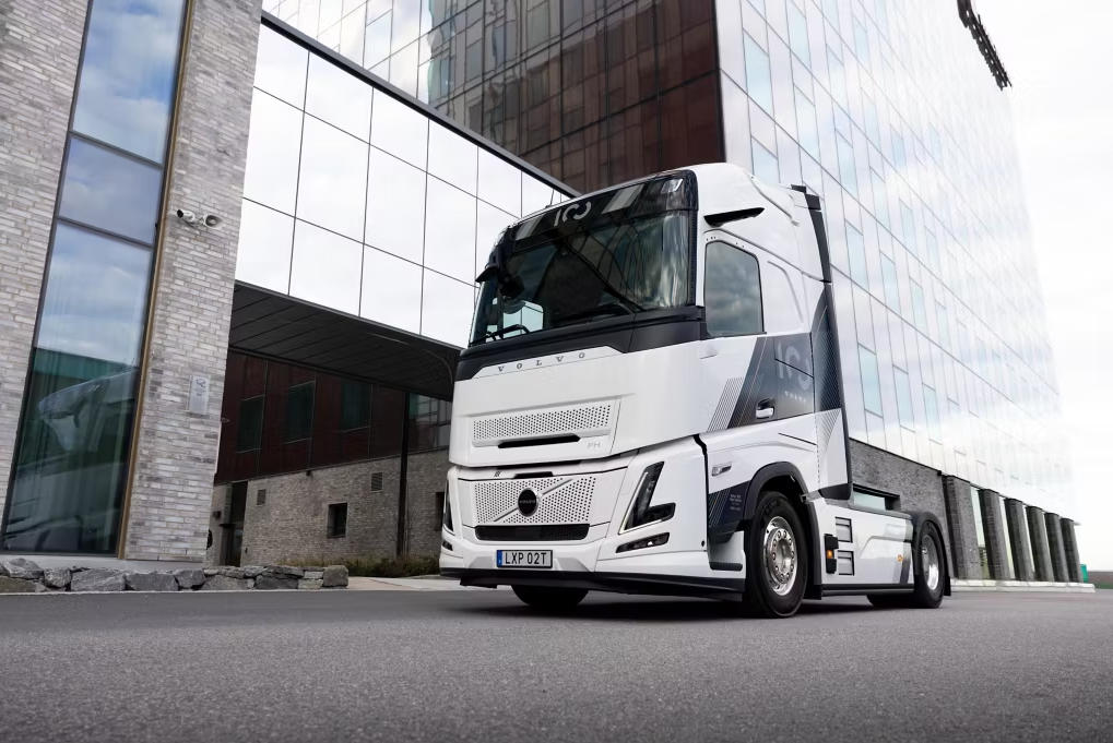 Volvo представляет грузовик в столетней юбилейной версии в честь столетнего пути бренда