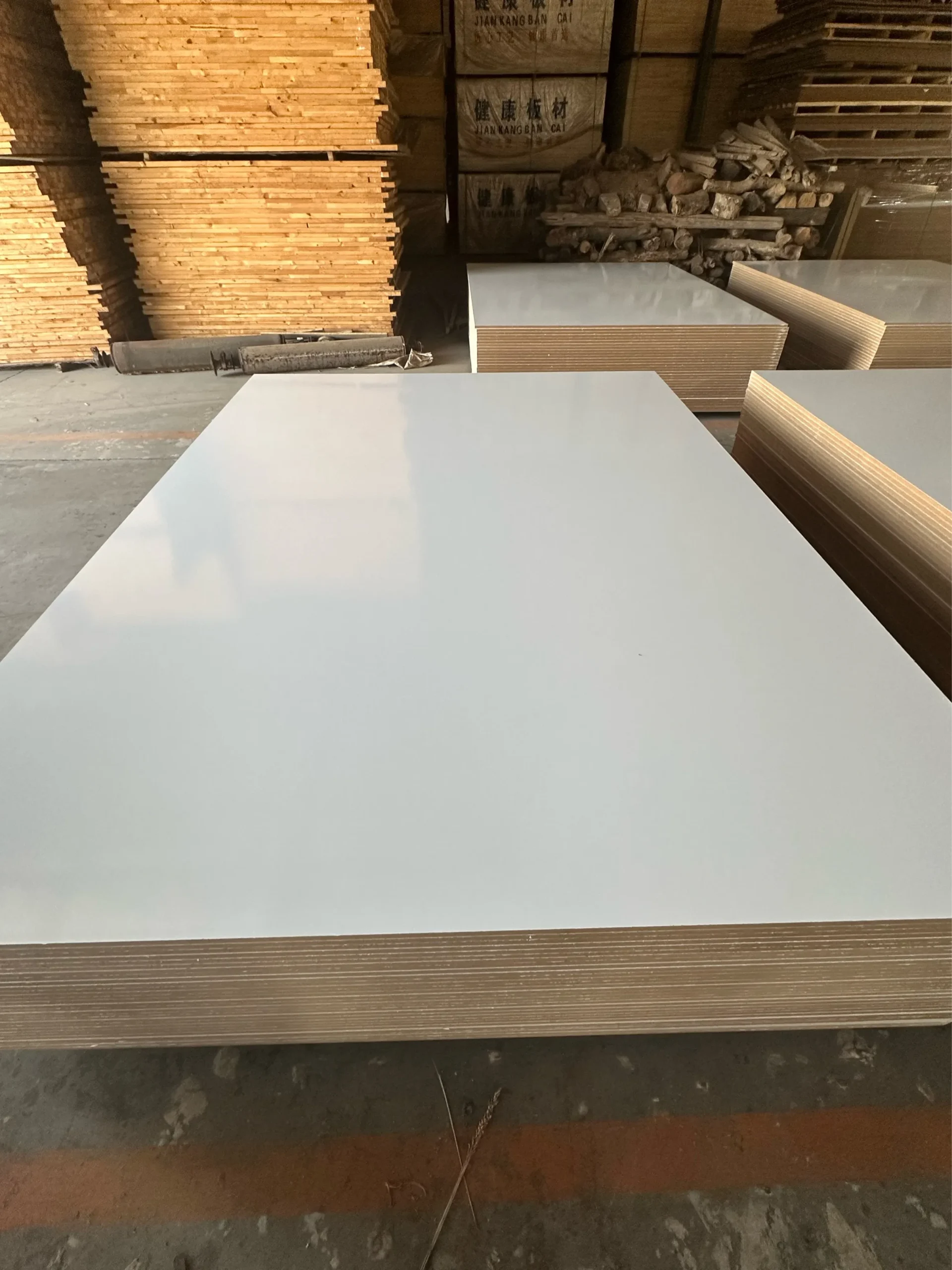 Новая производственная линия облицованных панелей компании: полное обновление технологии производства меламиновых облицовочных панелей