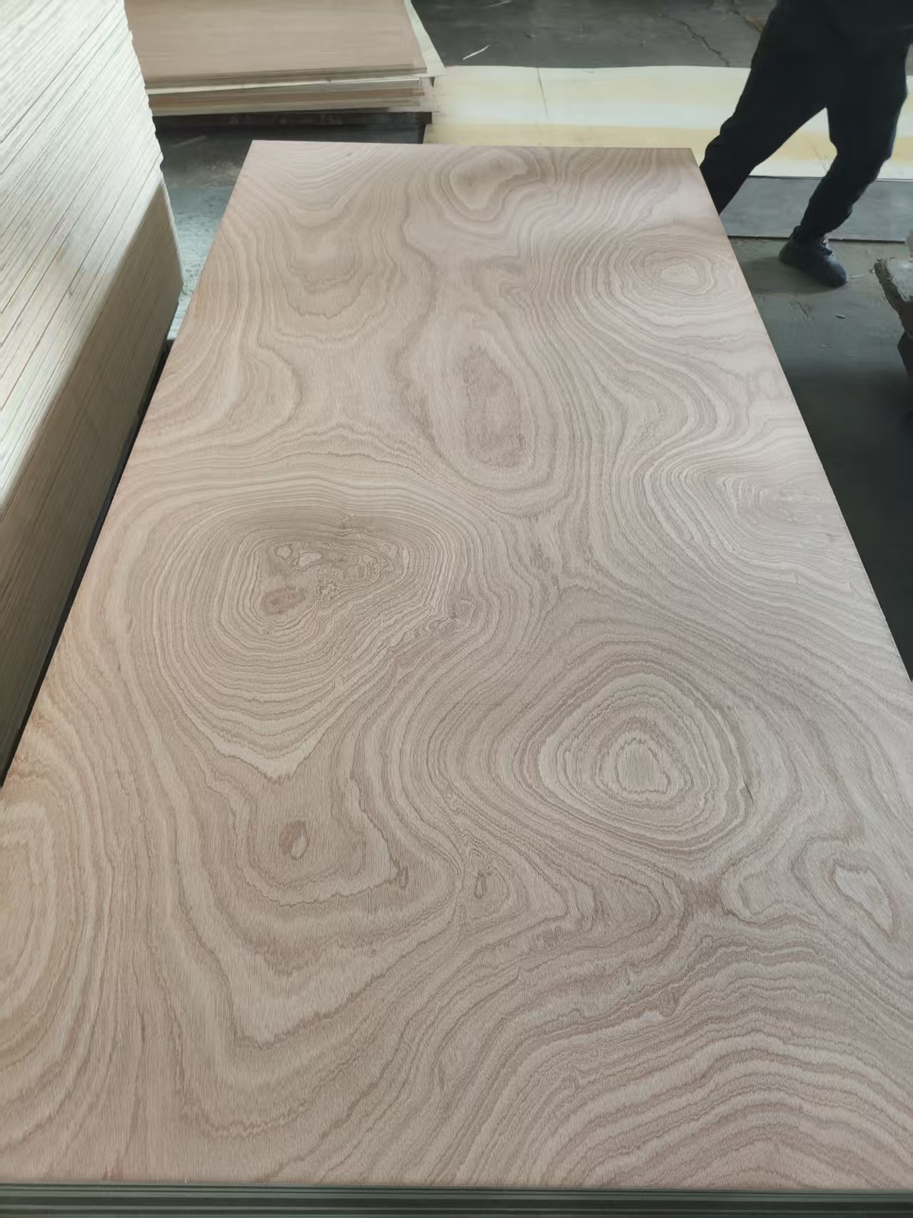 Компания Hualin специализируется на массовом производстве древесины Sapele, профессионально занимается оптовой и индивидуальной поставкой.