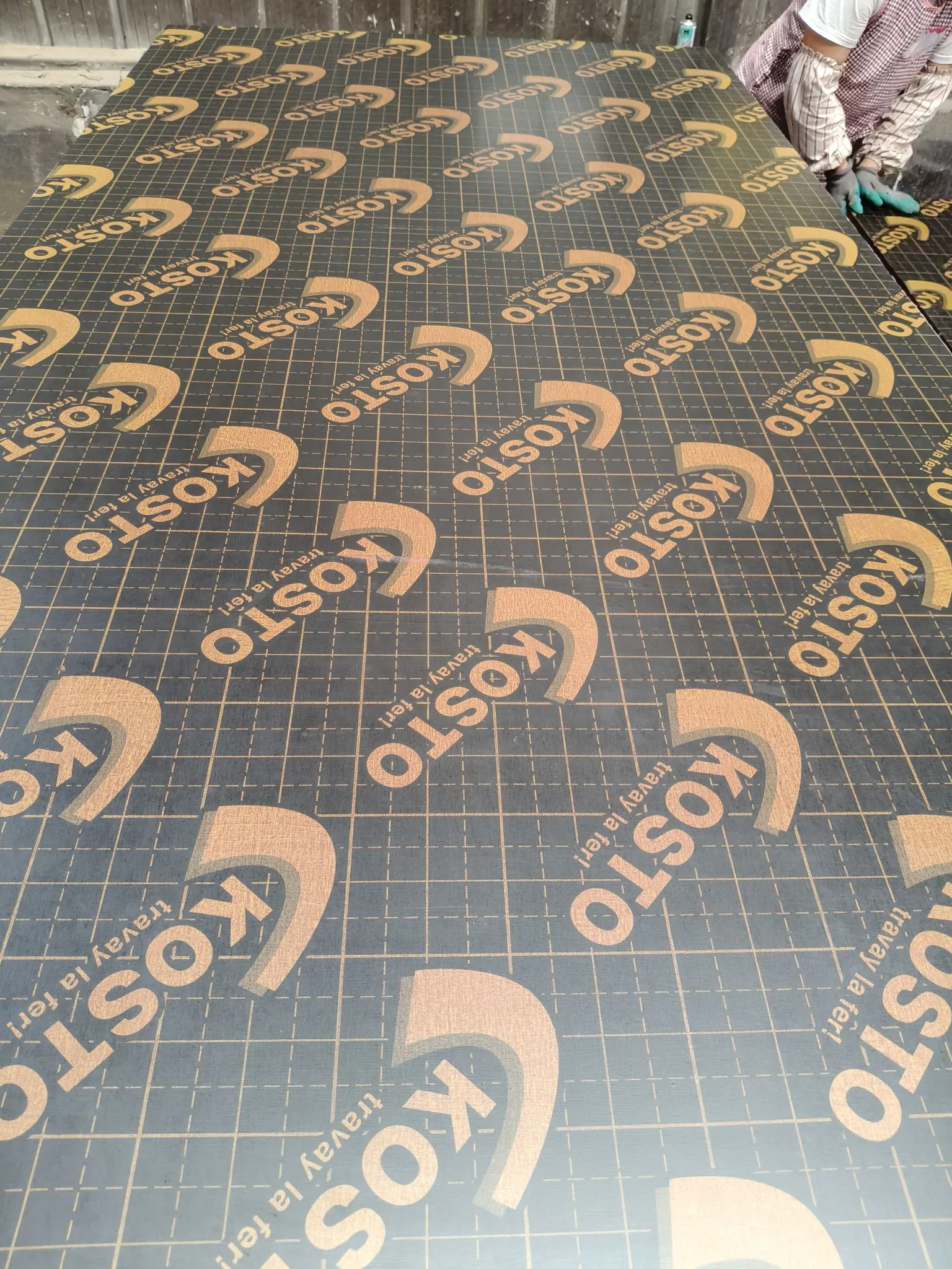 Стабильные поставки ламинированной фанеры 1220×2440 мм на фоне растущего спроса со стороны зарубежных клиентов