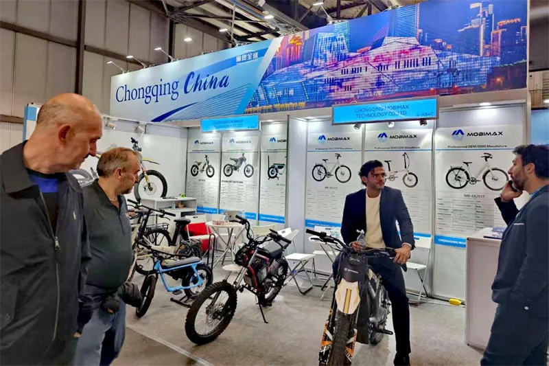 Иностранные бизнесмены тестируют автомобили из Чунцина (Фото предоставлено Комиссией по торговле муниципалитета Чунцина)