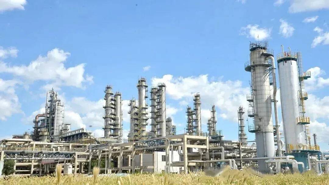 Недавно компания Jianlong Chuanbo, обладая глубокими техническими знаниями, превосходным качеством продукции и богатым опытом реализации проектов в нефтехимической отрасли, успешно выиграла тендер на поставку ключевого оборудования для проекта «Энергетический остров» Шицзячжуанского нефтехимического филиала Китайской нефтехимической корпорации — трех высокотемпературных и высоконапорных котлов на пылевидном угле мощностью 590 т/ч каждый. Это демонстрирует конкурентоспособность компании в области крупномасштабных, высокоэффективных и экологически чистых котлов и закладывает прочную основу для дальнейшего развития рынка котлов для электростанций в нефтехимической отрасли.-