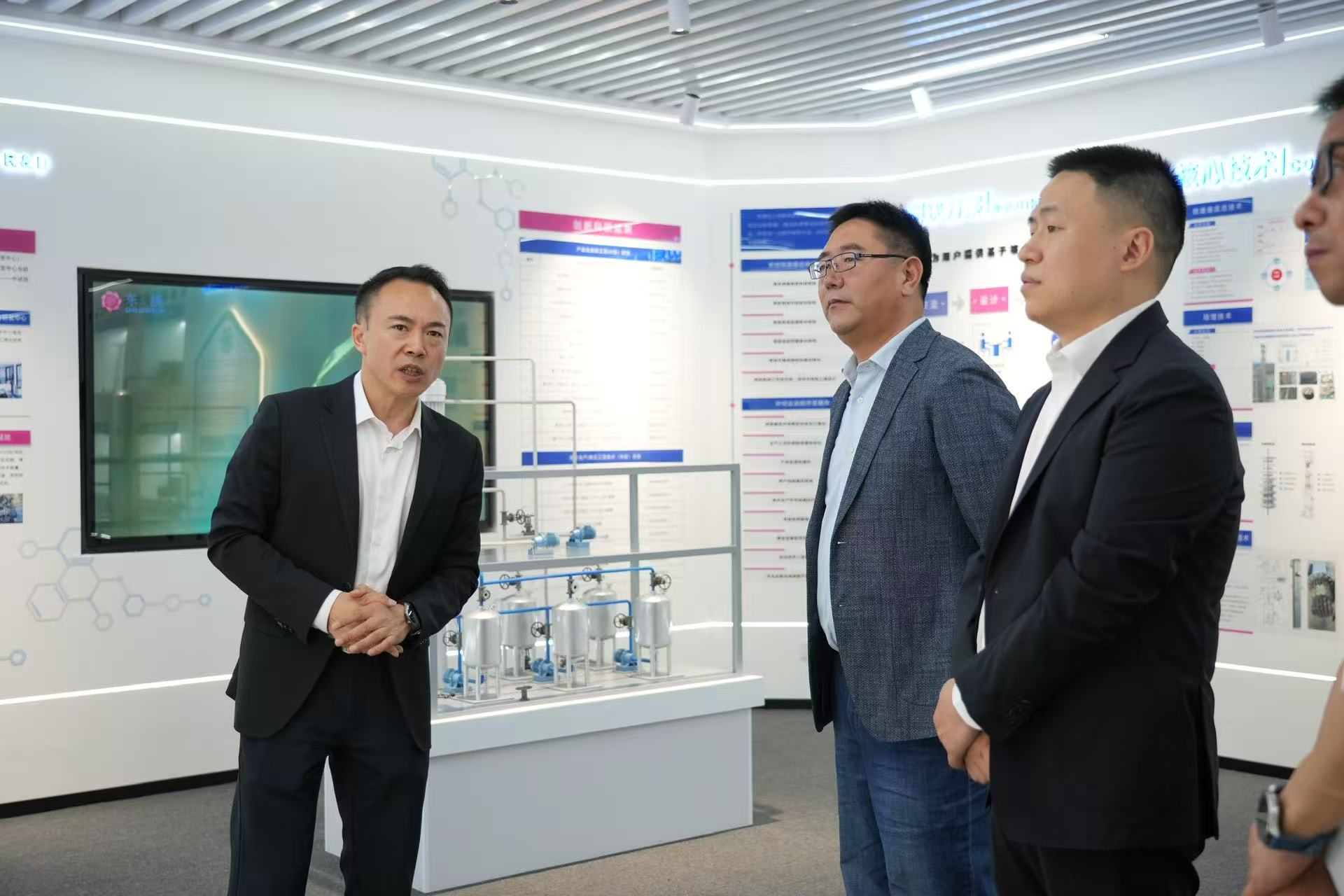 Генеральный директор DODGEN Кан Сяолин представила руководителям Yuneng New Materials ключевые технологии и инновационные возможности DODGEN