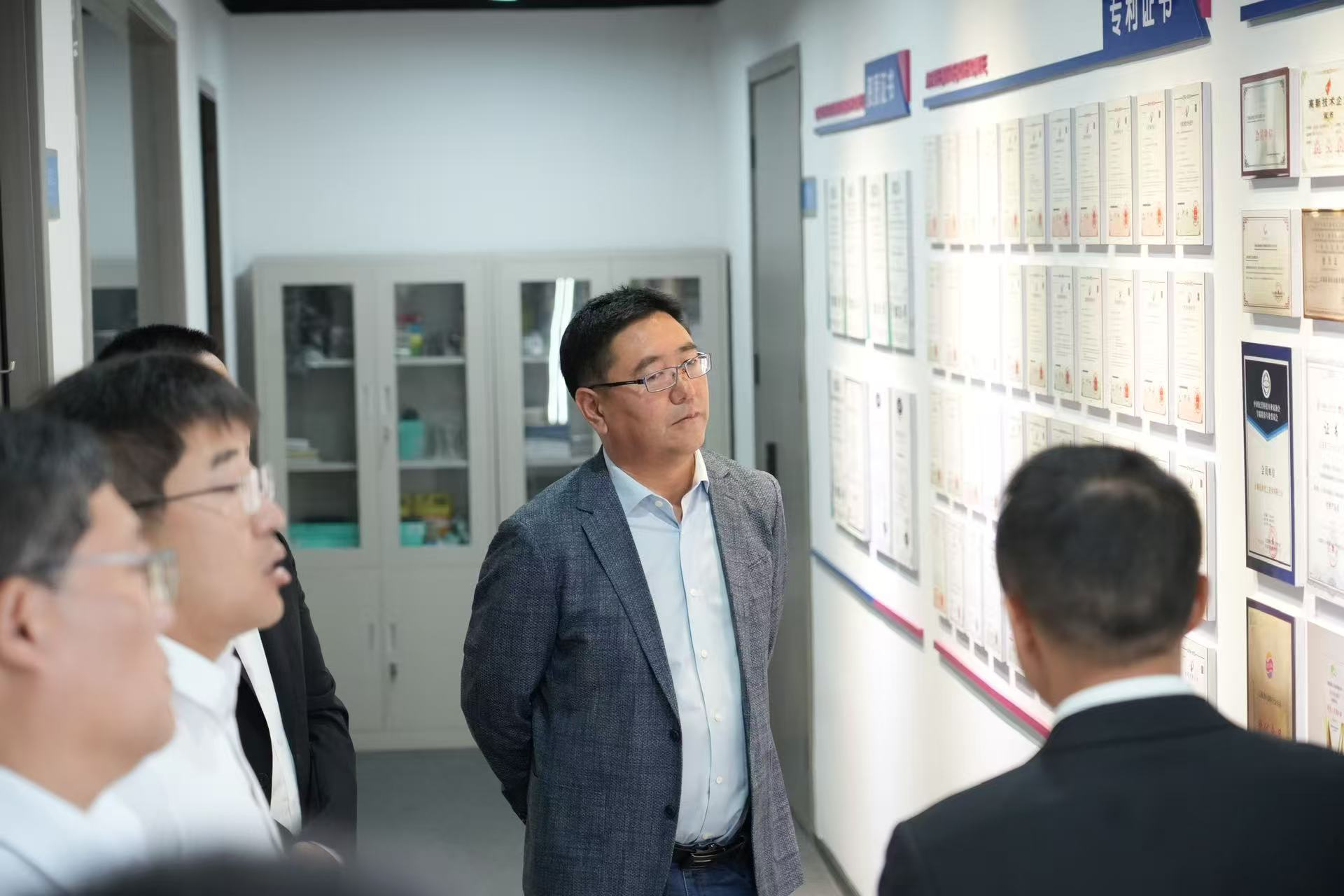Чан И, исполнительный директор и генеральный директор Yuneng New Materials, посетил выставочный зал и стену почёта DODGEN