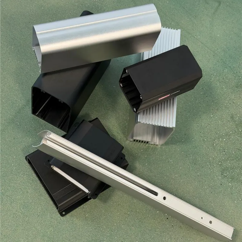 Интегрированные полые теплоотводящие профили приобретают все большую популярность, позволяя зарядному оборудованию одновременно обеспечивать структурную поддержку и отвод тепла