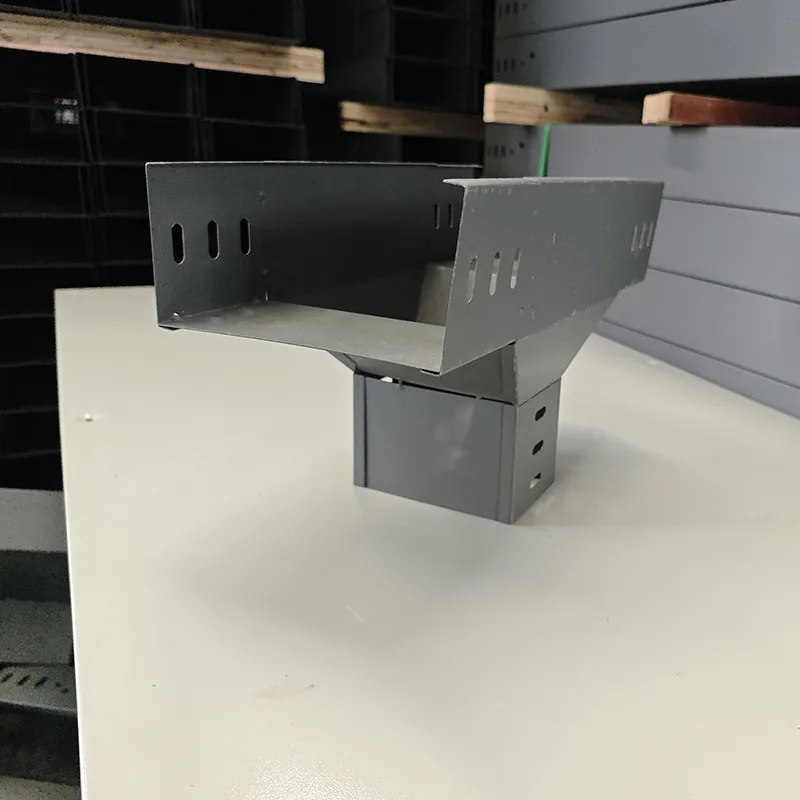 Вертикальный тройник кабельного лотка